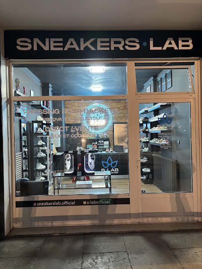 Sneakers - Lab // Shoes Center, Pressing à Annemasse